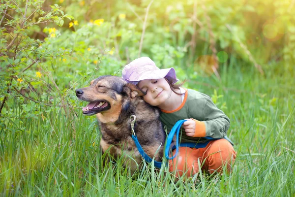 Kleines Mädchen schläft mit Hund — Stockfoto