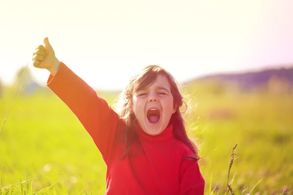 Glückliches kleines Mädchen mit erhobener Hand — Stockfoto