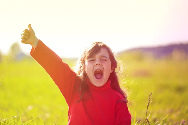 Glad liten flicka med hand upp — Stockfoto