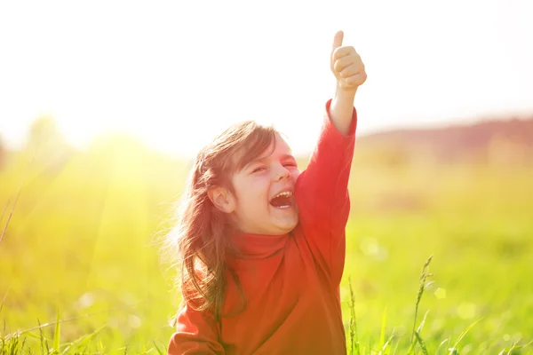 Glad liten flicka med hand upp — Stockfoto