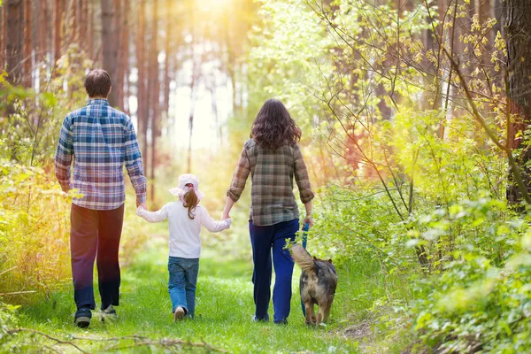 Familia con perro paseando — Foto de Stock