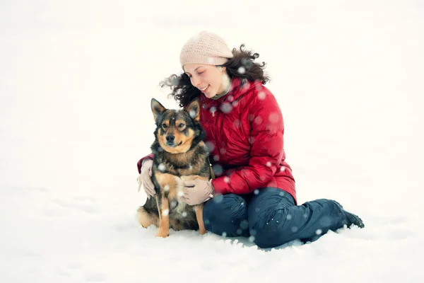 Счастливая молодая женщина с собакой — стоковое фото
