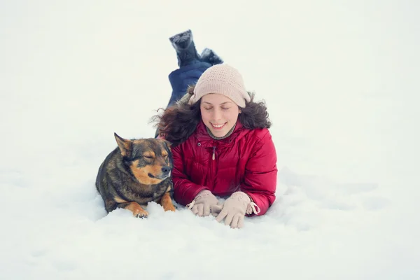 Счастливая молодая женщина с собакой — стоковое фото