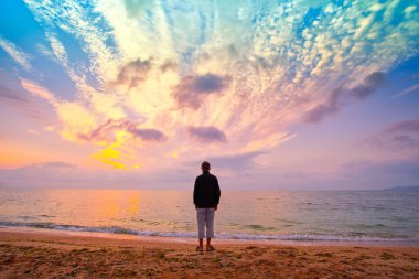 Günbatımında insan silueti