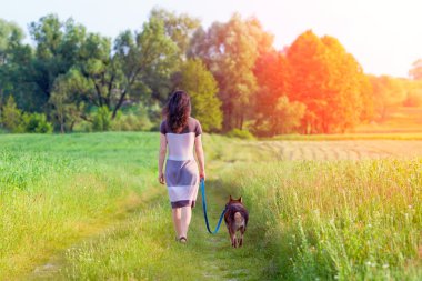 genç bir kadın ile köpek yürüyüş