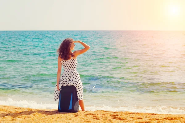 Молодая женщина смотрит на море — стоковое фото