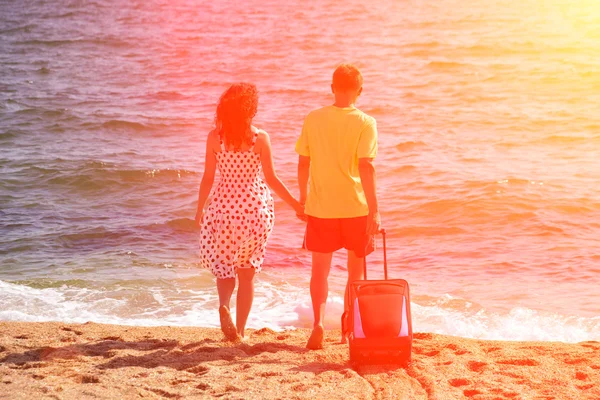 Casal ficar na praia — Fotografia de Stock