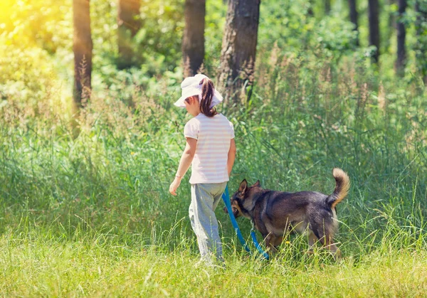 Meisje met hond — Stockfoto