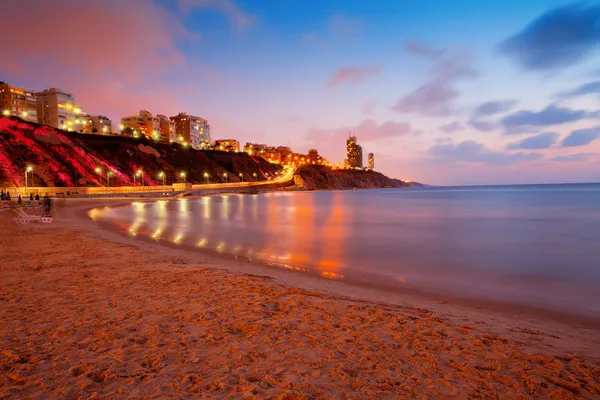 Netanya stad bij zonsondergang — Stockfoto