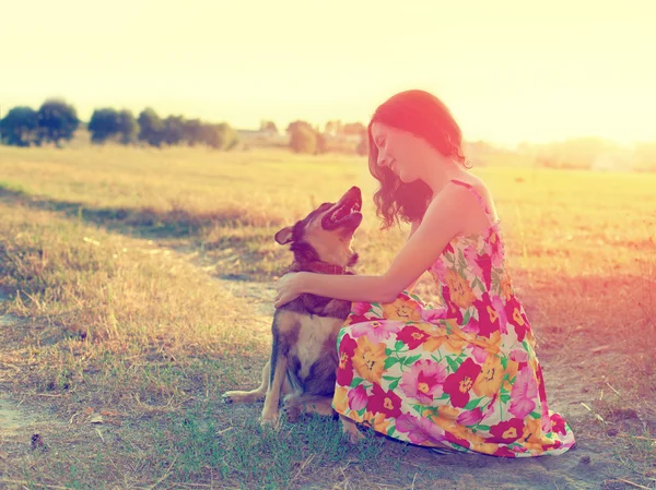 Mulher com cão — Fotografia de Stock