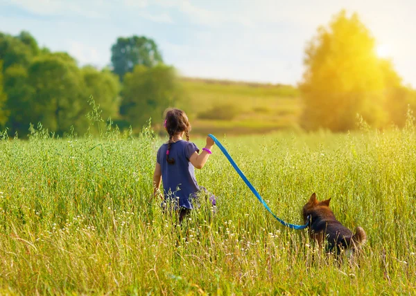 Klein meisje met hond — Stockfoto