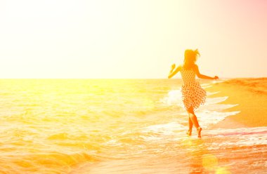 Kumsalda koşan kadın.