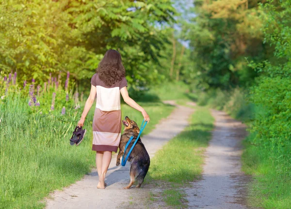 Jonge vrouw met hond — Stockfoto