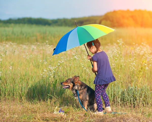 Meisje met hond en paraplu — Stockfoto