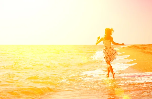 Vrouw loopt op het strand — Stockfoto