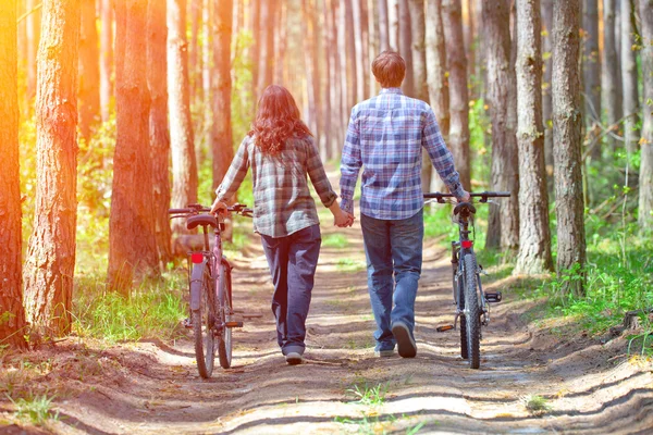 Couple with bicycles — Stock Photo, Image