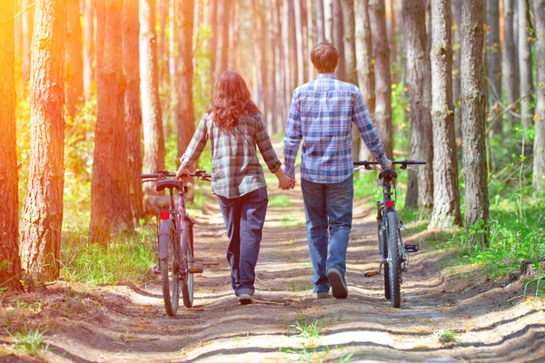 Casal com bicicletas — Fotografia de Stock