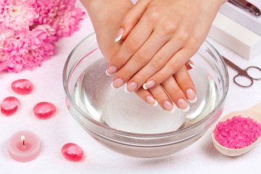 kadının elleri ile Fransız manikür