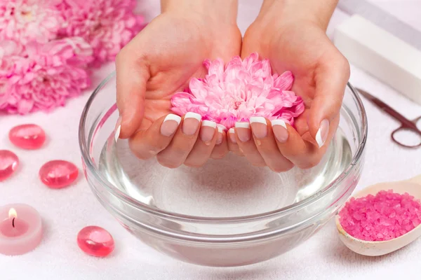 Mãos de mulher com manicure francês — Fotografia de Stock