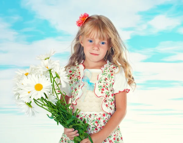 Little girl with a bunch of chamomilies — Stock Photo, Image