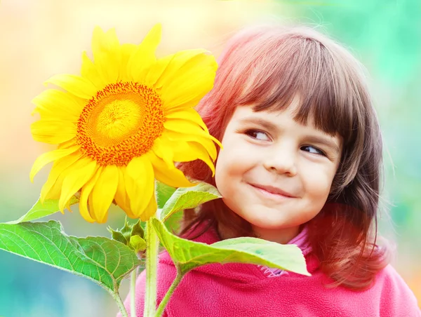 Meisje met zonnebloem — Stockfoto