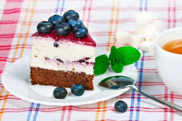 열매와 박하를 곁들인 치즈 케이크 — 스톡 사진