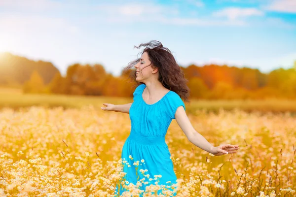 Fille sur le champ de fleurs — Photo