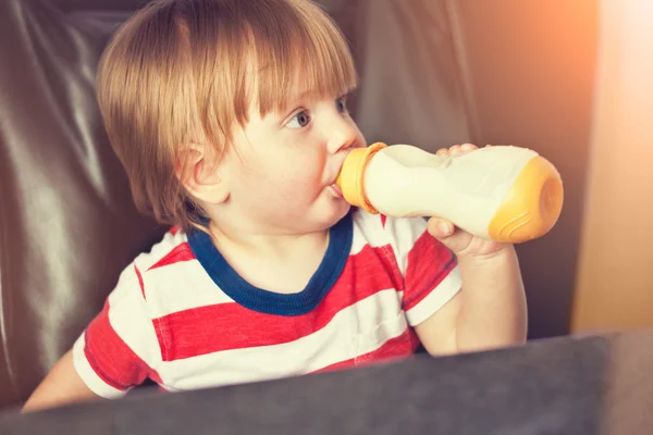 Junge trinkt Milch — Stockfoto