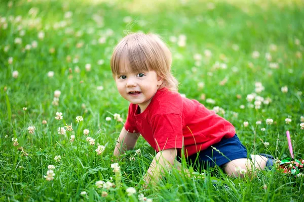 Chlapec v trávě — Stock fotografie
