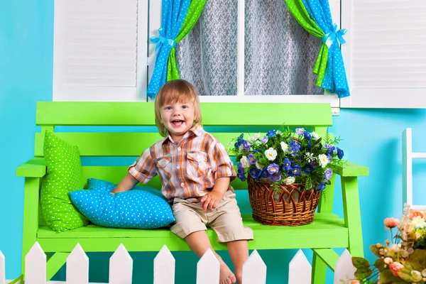 Pequeño niño en el banco — Foto de Stock