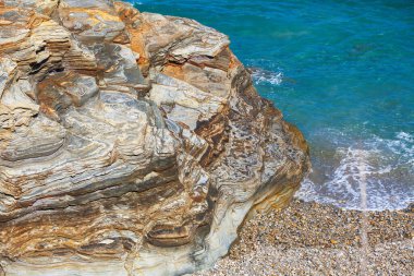 Güneşli bir günde deniz manzarası. Ribadeo, Galiçya, İspanya ve Avrupa 'daki Playa de Las Catedrales plajında kayalık deniz kıyıları