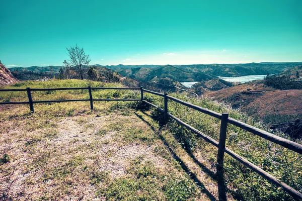 在泽泽尔河附近的山景秀丽的地方和景色 Ferreira Zezere 葡萄牙 — 图库照片