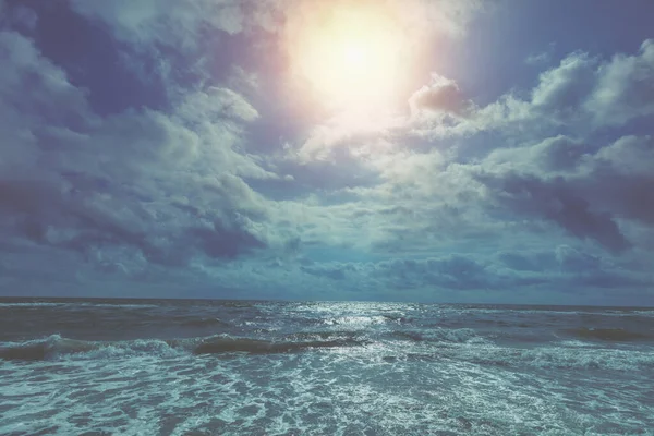 Zeegezicht Vroege Ochtend Zonsopgang Stormachtige Zee Natuurlandschap — Stockfoto