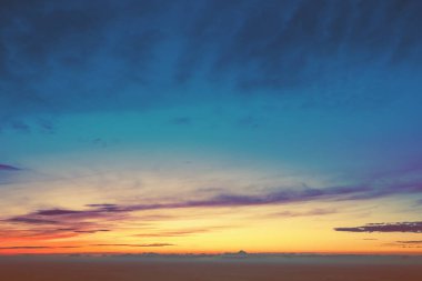 Gün batımında renkli bulutlu bir gökyüzü. Rengi değişmiş. Gökyüzü dokusu. Soyut doğa arkaplanı