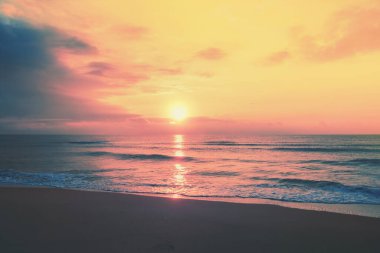 Akşamları deniz manzarası. Parlayan güzel gökyüzü ile denizin üzerinde gün batımı