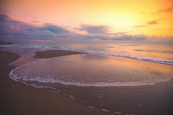 Wieczorem Przylądek Zachód Słońca Nad Morzem Pięknym Płonącym Niebem — Zdjęcie stockowe