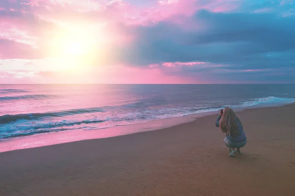 Zonsopgang Boven Zee Vrouw Het Strand Maakt Foto Van Zee — Stockfoto