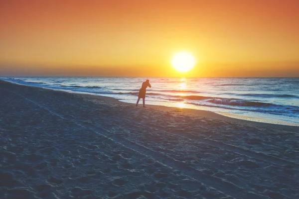 Uma Mulher Fica Praia Tira Uma Foto Mar Durante Pôr — Fotografia de Stock