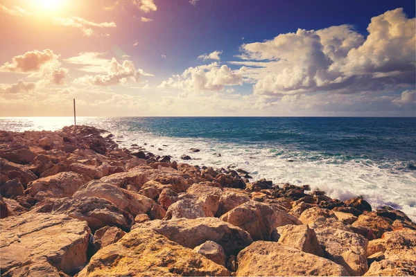 Skalnaté Moře Slunečného Dne Přírodní Krajina Moře Krásnou Oblačnou Oblohou — Stock fotografie