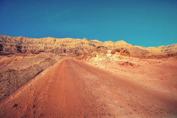 Conducir Coche Camino Tierra Desierto Vista Las Montañas Arenisca Través — Foto de Stock