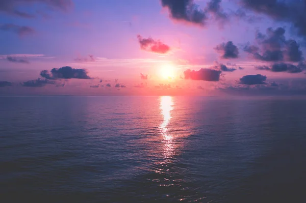 早朝の海辺の風景 海の上の日の出 自然景観 — ストック写真
