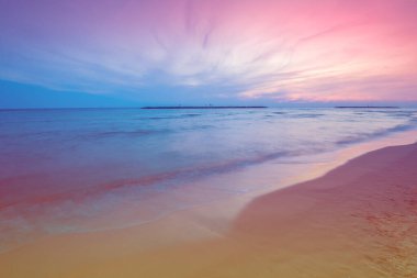 Sabah erkenden. Pembe gün doğumu denizin üzerinde