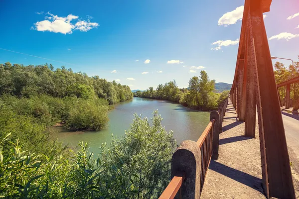 Köprüden bir dağ vadisinde nehir manzarası. İlkbahar. Ukrayna 'nın Ukrayna kenti yakınlarındaki Tisza Nehri (Tysa, Tisa)