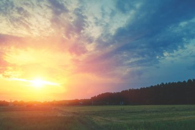 Gün batımında renkli bulutlu bir gökyüzü. Kırsalda gün batımı