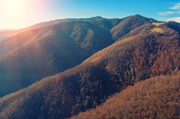 Αεροφωτογραφία Πολύχρωμες Πλαγιές Των Βουνών Μια Ηλιόλουστη Μέρα Του Φθινοπώρου — Φωτογραφία Αρχείου