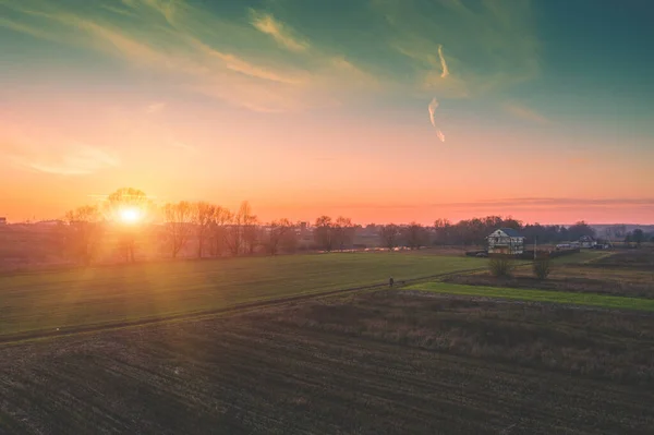 Céu Nublado Colorido Pôr Sol Pôr Sol Sobre Campo — Fotografia de Stock