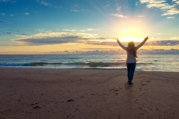 Seascape Nascer Sol Com Céu Bonito Jovem Mulher Feliz Com — Fotografia de Stock