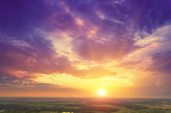 Kleurrijke Bewolkte Lucht Bij Zonsondergang Zonsondergang Het Platteland — Stockfoto