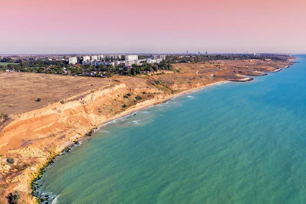 粘土の急な海岸で海と都市と海の風景 チョルノモルスク オデッサ ウクライナの航空写真 — ストック写真