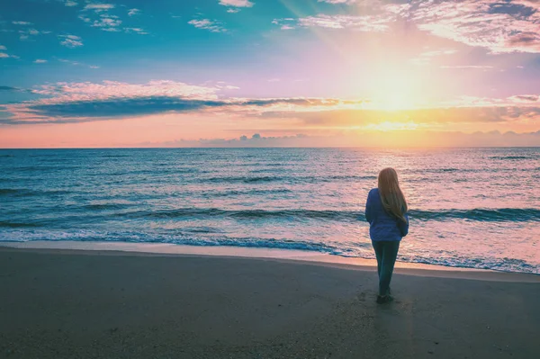 Paesaggio Marino All Alba Con Bel Cielo Donna Sulla Spiaggia — Foto Stock